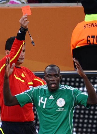 El árbitro expulsa a Sani Kaita en el partido ante Grecia.