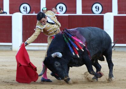 Sergio Serrano torea en redondo al cuarto toro de la tarde.