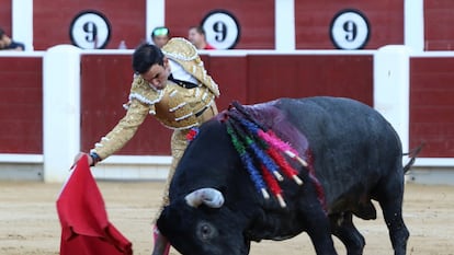 Sergio Serrano torea en redondo al cuarto toro de la tarde.