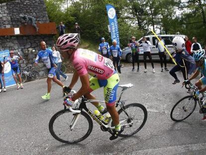 Contador y Landa, durante la ascensión al Mortirolo pasan ante el monumento a Pantani.