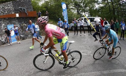 Contador y Landa, durante la ascensión al Mortirolo pasan ante el monumento a Pantani.