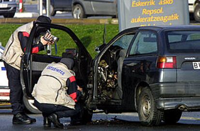 Agentes de la Ertzaintza analizan el coche en el que viajaba Eduardo Madrina.