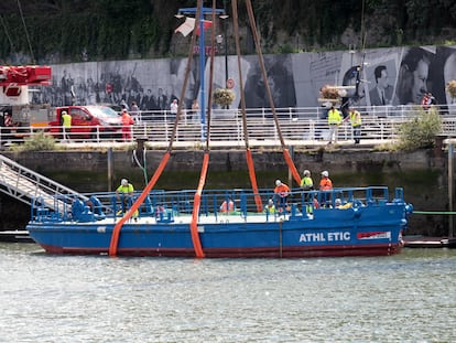 Varios operarios ponen a punto este lunes la gabarra del Athletic en la ría.