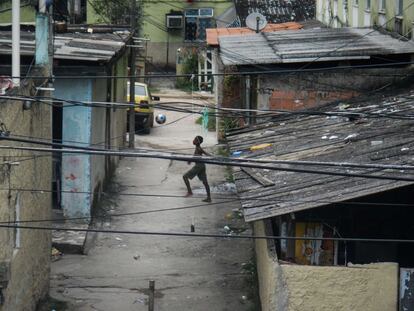 <span > Fútbol en una calle de Cidade de Deus / Marco Ferreira dos Santos (AFP)</span>