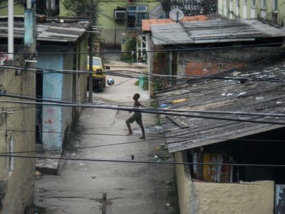 <span >&#0160;Fútbol en una calle de Cidade de Deus / Marco Ferreira dos Santos (AFP)</span>