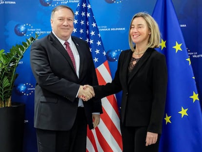 El secretario de Estado, Mike Pompeo, y la jefa de la diplomacia europea, Federica Mogherini.