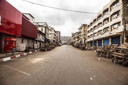 <span >Imagen insólita de Freetown, la capital de Sierra Leona. Así de vacía aparecía ayer una de las calles comerciales, habitualmente atestadas, tras la declaración de tres días de encierro para intentar detener el ébola en este país de poco más seis millones de habitantes. Fotografía de Michael Duff (AP)</span>