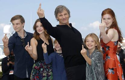 Los actores Nicholas Hamilton, Samanta Isler, Charlie Shotwell, Viggo Mortensen, Shree Crooks y Annalise Basso durante el photocall de 'Captain Fantastic'.