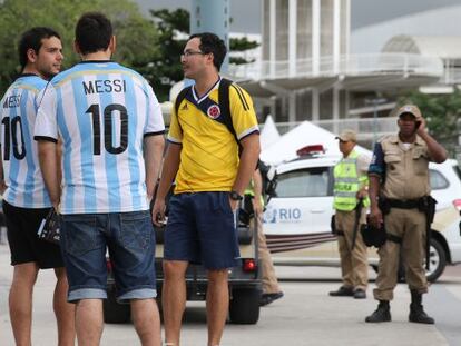 Torcedores argentinos se reúnem perto do estádio do Maracanã.