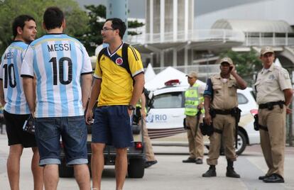 Aficionados argentinos se re&uacute;nen junto al estadio Maracan&aacute;, custodiado por la polic&iacute;a