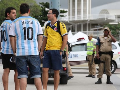 Aficionados argentinos se re&uacute;nen junto al estadio Maracan&aacute;, custodiado por la polic&iacute;a