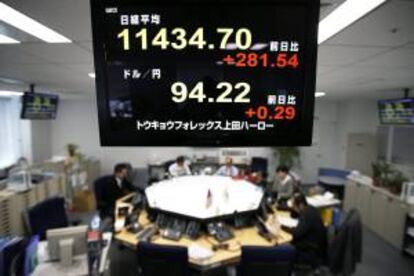 Un monitor muestra el índice Nikkei y el tipo de cambio del yen frente al dólar estadounidense en una oficina de corretaje en Tokio, Japón. EFE/Archivo