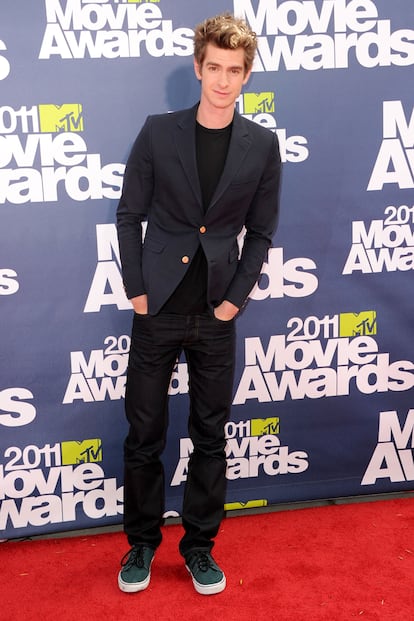 Con el pelo revuelto, blazer de algodón y tejanos en unos MTV Movie Awards.