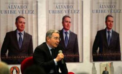 El expresidente de Colombia Álvaro Uribe presenta su libro "No hay causa perdida" en el que relata sus experiencias personales y como gobernante del país.