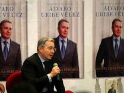 El expresidente de Colombia Álvaro Uribe presenta su libro "No hay causa perdida" en el que relata sus experiencias personales y como gobernante del país.