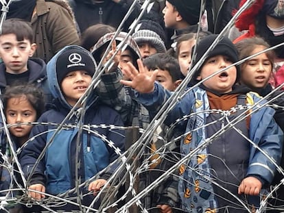 Niños migrantes se reúnen cerca de la valla en la frontera entre Polonia y Bielorrusia, cerca de Kuznica (Polonia), este jueves.