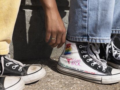 Las zapatillas de Toni Bravo y Adrianna Luna, de 17 años. Ellos siempre han conectado en política, sobre todo después de las elecciones de 2016 [en las que ganó Trump]. “A veces la gente dice: ‘Oh, estáis cambiando”, pero en realidad es: ‘No, solamente he crecido”, dice Adriana.