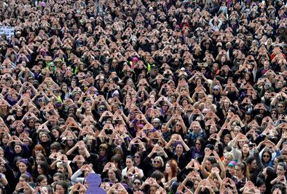 La imagen de miles de mujeres en Bilbao formando un triángulo y cantando "A la huelga" dio la vuelta al mundo. Lo hicieron en la manifestación de la huelga feminista, en la que salieron a gritar más de 60.000 personas, según la Policía Municipal.