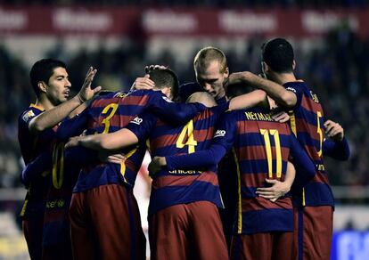 Los jugadores del Barça celebran el gol de Rakitic.