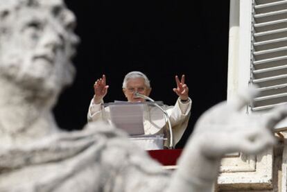 Benedicto XVI, en el ángelus de ayer en el Vaticano.