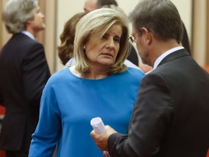 La ministra de Empleo y Seguridad Social en funciones, Fátima Báñez, conversa con el tiutular en funciones de Justicia y Fomento, Rafael Catalá, tras una reunión en el Congreso de los Diputados.