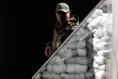 En la imagen, un soldado monta guardia, este lunes, en la entrada a las dependencias municipales de Odesa. Alrededor de 160.000 civiles permanecen actualmente en la sitiada Mariupol, en el sureste del país, según ha informado el alcalde de esa ciudad ucrania, Vadim Boychenko.