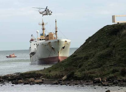 Un trabajador limpia la costa de fuel derramado por el buque embarrancado desde el domingo en Algeciras. La primera inspección realizada por el personal del Ministerio de Fomento al buque encallado en la bahía de Algeciras, ha concluído que en los tanques de doble fondo permanece parte del fuel que llevaba, sin que se pueda precisar aún la cantidad. La capacidad total del barco es de 350 toneladas.