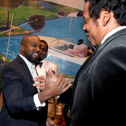 Kanye West y Jay Z se saludan en la fiesta de Diddy.