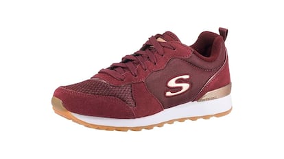 Skechers para mujer sobre fondo blanco.