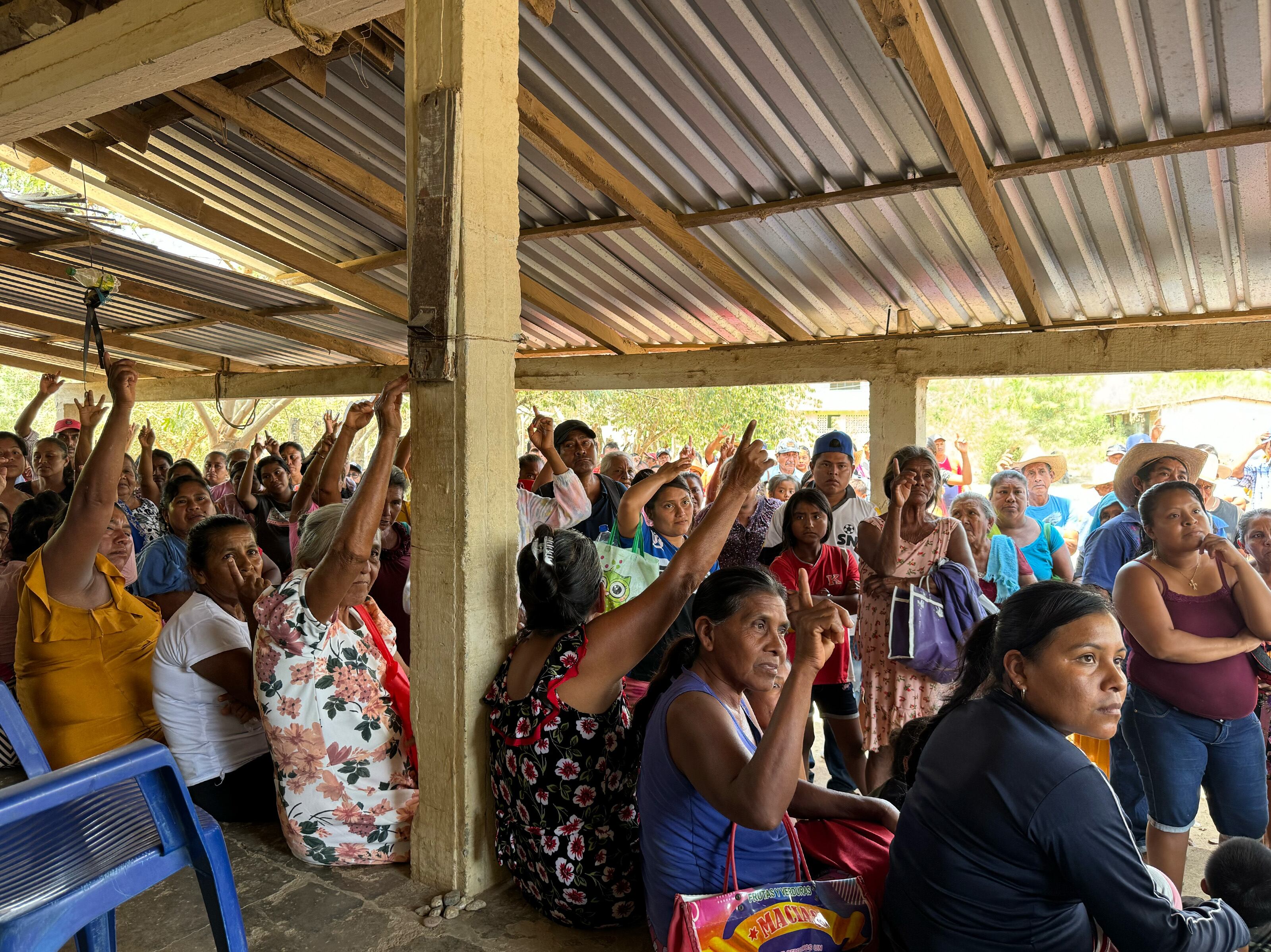 Mujeres de distintas comunidades participan en una asamblea en Cacahuatepec, población rural de Acapulco. 