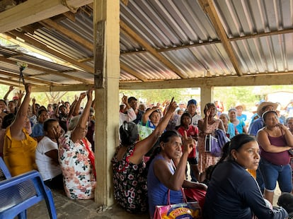 Mujeres de distintas comunidades participan en una asamblea en Cacahuatepec, población rural de Acapulco.