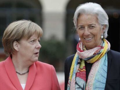 La canciller alemana Angela Merkel (izquierda) junto a la directora gerente del FMI, Christine Lagarde.