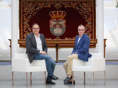 El alcalde de Leganés, Santiago Llorente, del PSOE, con el nuevo vicealcalde, Enrique Morago, de Ciudadanos, este viernes en el Ayuntamiento.