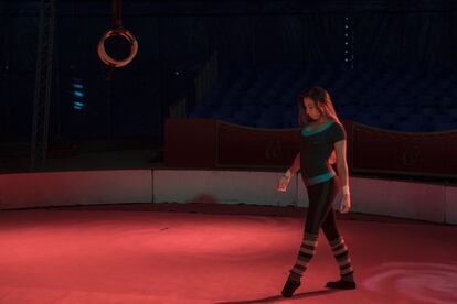 Ariana González se prepara para su entreno diario en las anillas olímpicas del circo Universal. Los ensayos de los artistas se realizan por turnos, sin coincidir en el escenario, para evitar posibles contagios.