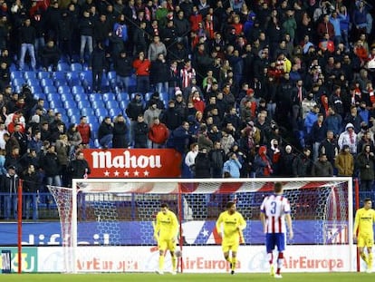 El fondo que ocupa habitualmente el Frente Atl&eacute;tico, con algunos asientos vac&iacute;os, durante el partido contra el Villarreal en el Calder&oacute;n.