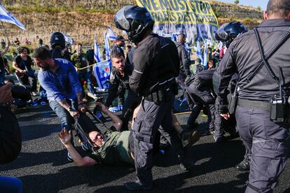 Agentes de la policía israelí detienen a un manifestante durante las protestas en Tel Aviv, este martes. 