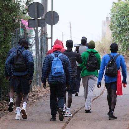 GRAFCAN3251. LA LAGUNA (TENERIFE) (ESPAÑA), 03/09/2024.- Un grupo de jóvenes migrantes camina este martes por los alrededores del Centro de Atención Temporal para Extranjeros de Las Raíces, situado en el municipio tinerfeño de La Laguna. EFE/Alberto Valdés
