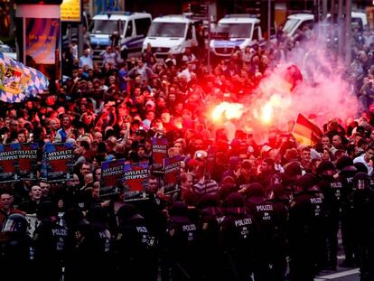 Manifestantes de derecha prenden bengalas.