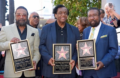 De izquierda a derecha, Eddie Holland, Lamont Dozier y Brian Holland posan con sus estrellas en el Paseo de la Fama de Hollywood, que recibieron en 2015.