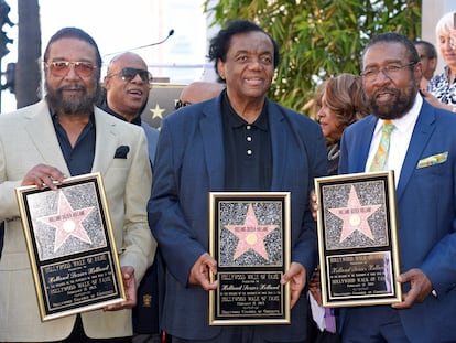 De izquierda a derecha, Eddie Holland, Lamont Dozier y Brian Holland posan con sus estrellas en el Paseo de la Fama de Hollywood, que recibieron en 2015.