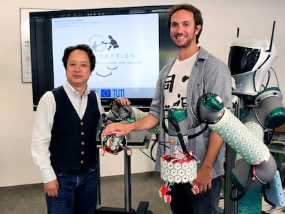 El ingeniero Pablo Lanillos (derecha) y su coordinador, Gordon Cheng.