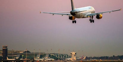  Un avión de Vueling en el aeropuerto de Barcelona-El Prat. 