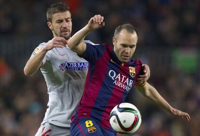 Gabi presiona a Iniesta