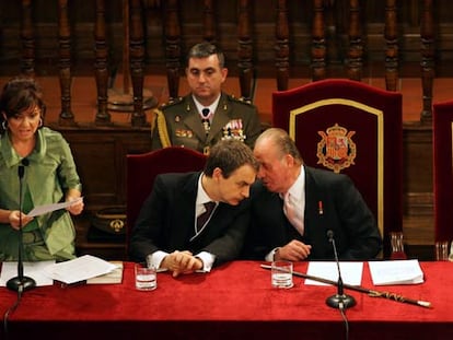 El rey Juan Carlos y José Luis Rodríguez Zapatero comentan algo ante la reina Sofía (derecha) y la ministra de Cultura, Carmen Calvo.