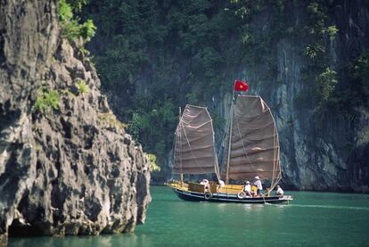 La bahía de Halong, una de las Siete Maravillas Naturales del Mundo, al noreste de Vietnam, es el típico escenario de una historia de piratas. Islotes que emergen del mar envueltos en la bruma, como monstruos mitológicos, y que invitan a recorrerlos a bordo de un sencillo barco de junco.