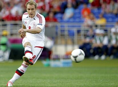 El centrocampista danés, Christian Eriksen, ante Holanda.