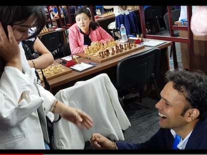 El indio Niklesh Jain ofrece el anillo de matrimonio a la colombiana Ángela Franco minutos antes del comienzo de la segunda ronda de la Olimpiada de Ajedrez en Batumi (Georgia)