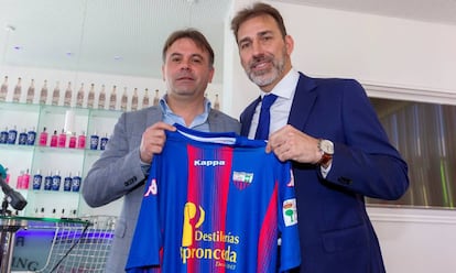 Martín Vázquez posa con el presidente del Extremadura, Manuel Franganillo.