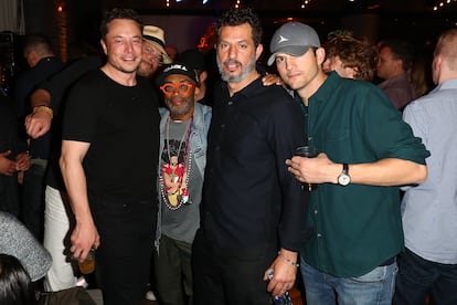 Ashton Kutcher y su socio Guy Oseary (a la derecha), junto al emprendedor tecnológico Marc Benioff, el fundador de Tesla, Elon Musk, y el director Spike Lee, en un encuentro en Austin, Texas, en marzo de 2018. 