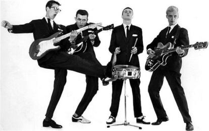 La banda de rock instrumental los Shadows.